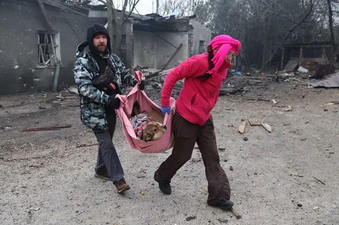 Warga mengevakuasi anjing yang terluka setelah tempat penampungan anjing liar hancur akibat serangan udara Rusia di Zaporizhzhia, Ukraina, Jumat (06/02/2026).