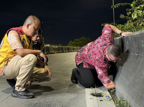 Dapat Laporan Warga, Anggota DPRD DKI Kenneth Sidak Jalan Rusak di Flyover Pesing Malam-Malam
