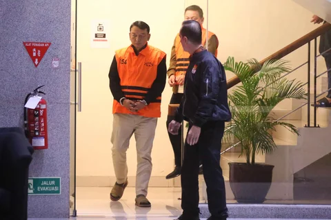Ketua Pengadilan Negeri Depok, I Wayan Eka Mariarta (EKA) saat dibawa menuju mobil tahanan di Gedung Merah Putih Komisi Pemberantasan Korupsi (KPK), Jakarta, Sabtu (7/2/2026).
