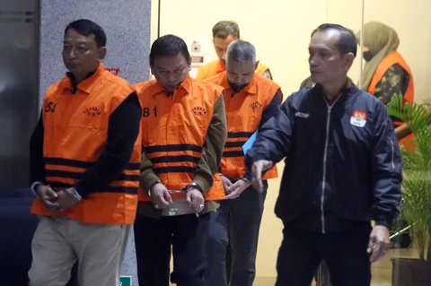 Wakil Ketua Pengadilan Negeri Depok, Bambang Setyawan (kedua kiri) berjalan menuju mobil tahanan di Gedung Merah Putih Komisi Pemberantasan Korupsi (KPK), Jakarta, Sabtu (7/2/2026). (Liputan6.com/Helmi Fithriansyah)