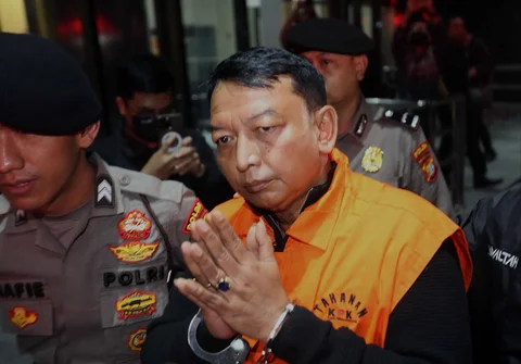 Ketua Pengadilan Negeri Depok, I Wayan Eka Mariarta (EKA) saat dibawa menuju mobil tahanan di Gedung Merah Putih Komisi Pemberantasan Korupsi (KPK), Jakarta, Sabtu (7/2/2026).
