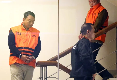 Ketua Pengadilan Negeri Depok, I Wayan Eka Mariarta (kiri) bersama Wakil Ketua Pengadilan Negeri Depok, Bambang Setyawan, saat dibawa menuju mobil tahanan di Gedung Merah Putih Komisi Pemberantasan Korupsi (KPK), Jakarta, Sabtu (7/2/2026).