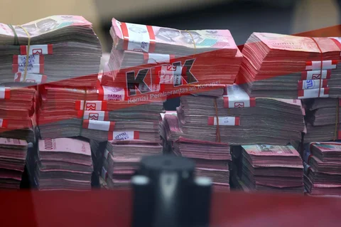 Uang barang bukti hasil Operasi Tangkap Tangan (OTT) terduga pelaku tindak pidana korupsi terkait penerimaan atau janji dalam pengurusan sengketa lahan di Pengadilan Negeri Depok di gedung Merah Putih Komisi Pemberantasan Korupsi (KPK), Jakarta, Jumat (06/02/2026) malam.