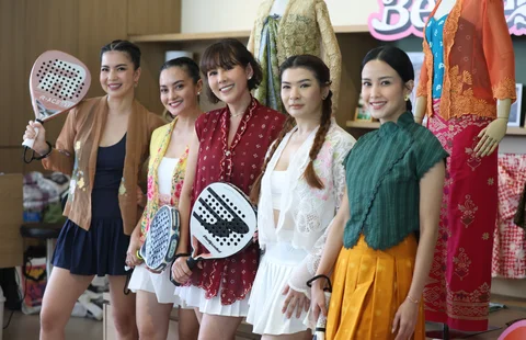 Peserta mengenakan kebaya saat mengikuti kegiatan Padel Berkebaya di Bounce Padel Club, Jakarta, Sabtu (07/02/2026).