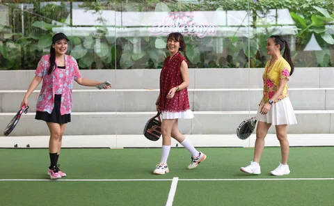 Peserta mengenakan kebaya saat mengikuti kegiatan Padel Berkebaya di Bounce Padel Club, Jakarta, Sabtu (07/02/2026).