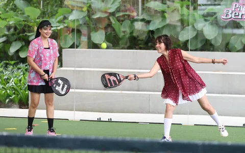 Peserta mengenakan kebaya saat mengikuti kegiatan Padel Berkebaya di Bounce Padel Club, Jakarta, Sabtu (07/02/2026).