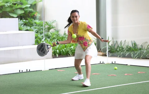 Peserta mengenakan kebaya saat mengikuti kegiatan Padel Berkebaya di Bounce Padel Club, Jakarta, Sabtu (07/02/2026).