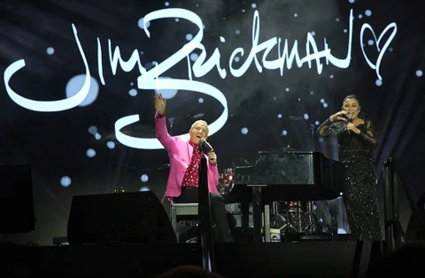 Jim Brickman dan Rita Effendy tampil di konser 90's Intimate 2nd Edition di Istora Senayan, Jakarta, Sabtu (07/02/2026).