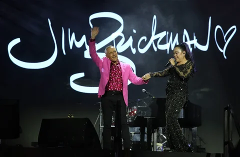 Jim Brickman dan Rita Effendy tampil di konser 90's Intimate 2nd Edition di Istora Senayan, Jakarta, Sabtu (07/02/2026).