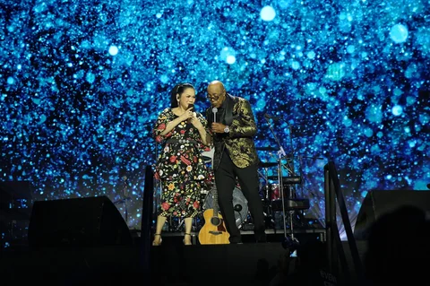 Peabo Bryson dan  Vina Panduwinata berduet di konser 90's Intimate 2nd Edition di Istora Senayan, Jakarta, Sabtu (07/02/2026).