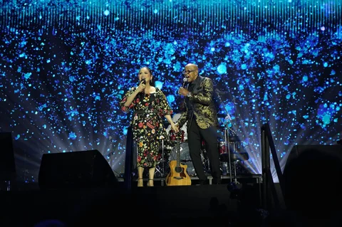 Peabo Bryson dan  Vina Panduwinata berduet di konser 90's Intimate 2nd Edition di Istora Senayan, Jakarta, Sabtu (07/02/2026).