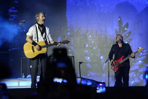 Michael Learns to Rock tampil di konser 90's Intimate 2nd Edition di Istora Senayan, Jakarta, Sabtu (07/02/2026).
