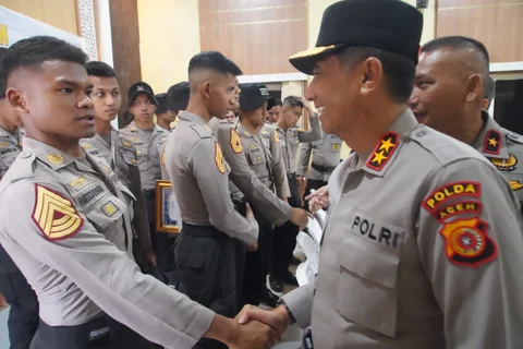 Kapolda Aceh Beri Penghargaan ke Danyon Taruna Akpol & Taruna Akpol atas Dedikasi Kemanusiaan di Aceh Tamiang