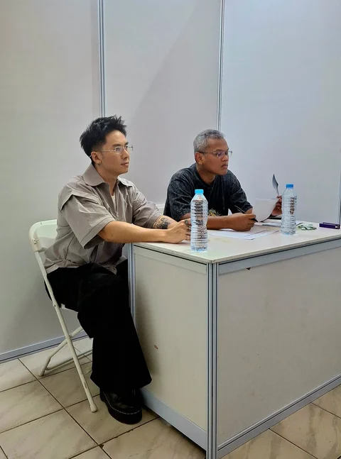 Banardi Rachmad (Deputy Director Programming SCTV) bersama Rafael Tan Saat Melakukan Penjurian Audisi &ldquo;The Icon Indonesia&rdquo; di Bandung