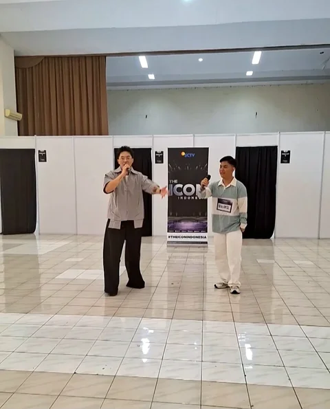Rafael Tan Berduet Bersama Peserta Audisi Sesaat Sebelum Melakukan Penjurian Audisi &ldquo;The Icon Indonesia&rdquo; di Bandung