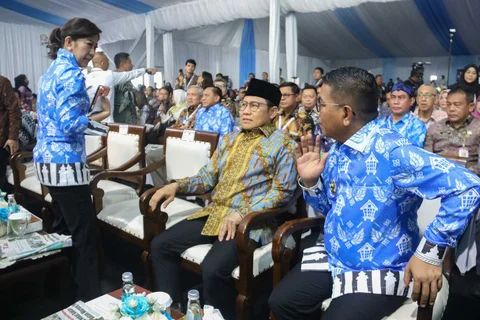 Menteri Koordinator Bidang Pemberdayaan Masyarakat Muhaimin  Iskandar (tengah) bersama  Menteri Komunikasi dan Digital Meutya Hafid dan Gubernur Banten Andra Soni berbincang saat puncak peringatan Hari Pers Nasional 2026 di Kota Serang, Banten, Senin (9/2/2026). Peringatan Hari Pers Nasional pada tahun ini mengangkat tema Pers Sehat, Ekonomi Berdaulat, Bangsa Kuat