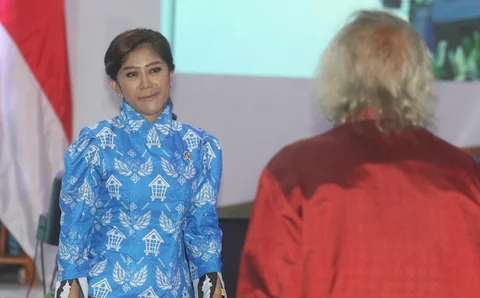 Menteri Komunikasi dan Digital Meutya Hafid bersama wartawan senior Panda Nababan dalam puncak peringatan Hari Pers Nasional 2026 di Kota Serang, Banten, Senin (9/2/2026). Peringatan Hari Pers Nasional pada tahun ini mengangkat tema Pers Sehat, Ekonomi Berdaulat, Bangsa Kuat.
