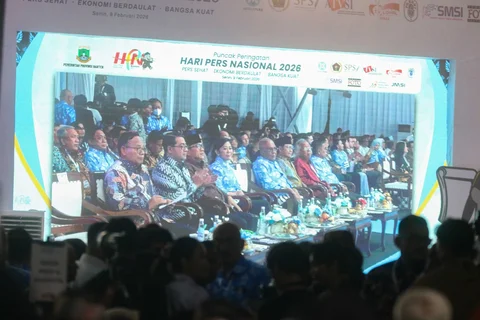 Sejumlah wartawan menghadiri  puncak peringatan Hari Pers Nasional 2026 di Kota Serang, Banten, Senin (9/2/2026). Peringatan Hari Pers Nasional pada tahun ini mengangkat tema Pers Sehat, Ekonomi Berdaulat, Bangsa Kuat