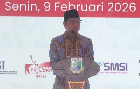 Menteri Koordinator Bidang Pemberdayaan Masyarakat Muhaimin  Iskandar (tengah) bersama  Menteri Komunikasi dan Digital Meutya Hafid dan Gubernur Banten Andra Soni berbincang saat puncak peringatan Hari Pers Nasional 2026 di Kota Serang, Banten, Senin (9/2/2026).