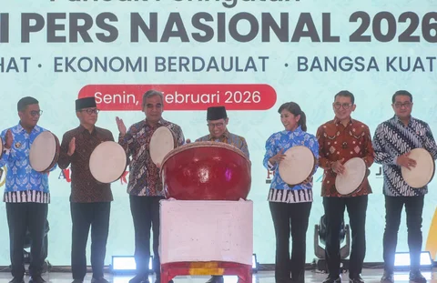 (dari kiri) Gubernur Banten Andra Soni, Menteri Desa dan Pembangunan Daerah Tertinggal Yandri Susanto, Ketua MPR Ahmad Muzani, Menteri Komunikasi dan Digital Meutya Hafid, Menteri Kebudayaan Fadli Zon, Menteri Ekonomi Kreatif Teuku Riefky Harsya, dan Ketua Dewan Pers Komaruddin Hidayat dalam puncak peringatan Hari Pers Nasional 2026 di Kota Serang, Banten, Senin (9/2/2026).