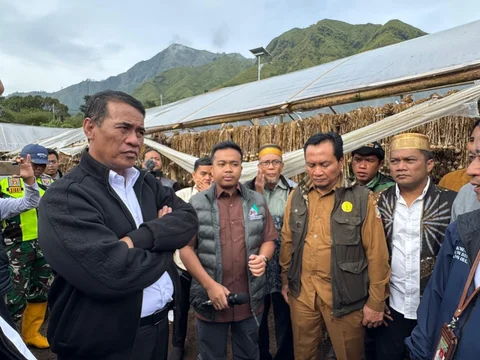 Menteri Pertanian Andi Amran Sulaiman saat meninjau pengembangan bawang putih di kawasan Sembalun, Lombok Timur, Nusa Tenggara Barat, Senin (09/02/2026).