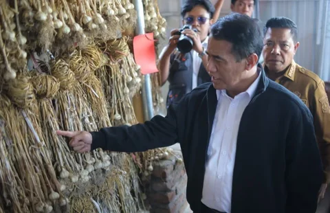 Menteri Pertanian Andi Amran Sulaiman saat meninjau pengembangan bawang putih di kawasan Sembalun, Lombok Timur, Nusa Tenggara Barat, Senin (09/02/2026).