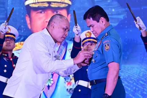 Kepala Staf Angkatan Laut Muhammad Ali bersama Kepala Badan Siber dan Sandi Negara Nugroho Sulistyo Budi ssat kegiatan ceramah umum dan penganugerahan penghargaan Adibhakti Sanapati di Sawangan, Depok, Jawa Barat Jumat (27/02/2026).