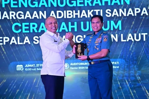 Kepala Staf Angkatan Laut Muhammad Ali bersama Kepala Badan Siber dan Sandi Negara Nugroho Sulistyo Budi ssat kegiatan ceramah umum dan penganugerahan penghargaan Adibhakti Sanapati di Sawangan, Depok, Jawa Barat Jumat (27/02/2026).