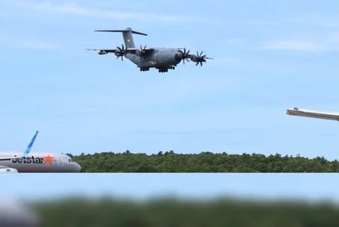 Pesawat Airbus A400M Atlas TNI AU melaksanakan uji fungsi sistem pendaratan berbasis Instrument Landing System dengan manuver low approach di Lanud I Gusti Ngurah Rai, Bali, Jumat (27/02/2026)