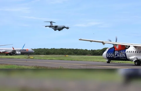 Pesawat Airbus A400M Atlas TNI AU melaksanakan uji fungsi sistem pendaratan berbasis Instrument Landing System dengan manuver low approach di Lanud I Gusti Ngurah Rai, Bali, Jumat (27/02/2026)