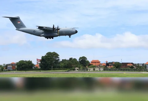 Pesawat Airbus A400M Atlas TNI AU melaksanakan uji fungsi sistem pendaratan berbasis Instrument Landing System dengan manuver low approach di Lanud I Gusti Ngurah Rai, Bali, Jumat (27/02/2026)