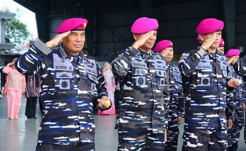 Panglima Korps Marinir Endi Supardi memimpin upacara persemayaman dan pelepasan empat prajurit Korps Marinir TNI AL yang gugur dalam bencana longsor di Cisarua di Lanudal Jakarta, Pondok Cabe, Tangerang Selatan, Sabtu (28/02/2026)