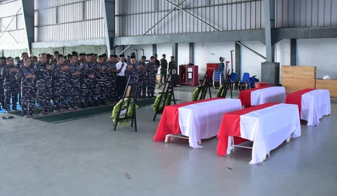 Upacara persemayaman dan pelepasan empat prajurit Korps Marinir TNI AL yang gugur dalam bencana longsor di Cisarua di Lanudal Jakarta, Pondok Cabe, Tangerang Selatan, Sabtu (28/02/2026)