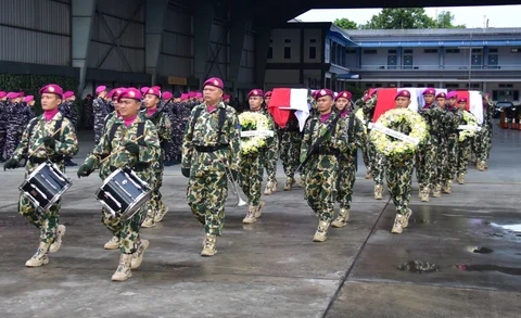 Upacara persemayaman dan pelepasan empat prajurit Korps Marinir TNI AL yang gugur dalam bencana longsor di Cisarua di Lanudal Jakarta, Pondok Cabe, Tangerang Selatan, Sabtu (28/02/2026)