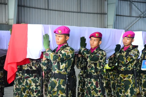 Upacara persemayaman dan pelepasan empat prajurit Korps Marinir TNI AL yang gugur dalam bencana longsor di Cisarua di Lanudal Jakarta, Pondok Cabe, Tangerang Selatan, Sabtu (28/02/2026)