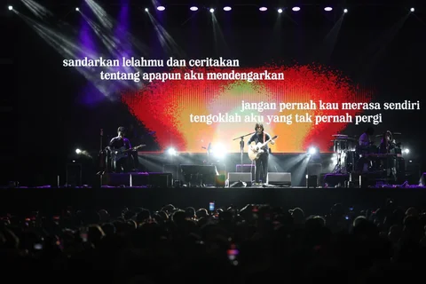 Penyanyi sekaligus penulis asal Bandung, Fiersa Besari saat tampil pada hari pertama gelaran KapanLagi Buka Bareng (KLBB) Festival 2026 di Stadion Madya, Kompleks Gelora Bung Karno, Senayan, Jakarta, Sabtu (28/02/2026).