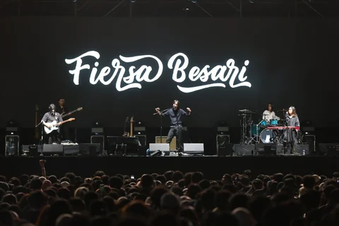 Penyanyi sekaligus penulis asal Bandung, Fiersa Besari saat tampil pada hari pertama gelaran KapanLagi Buka Bareng (KLBB) Festival 2026 di Stadion Madya, Kompleks Gelora Bung Karno, Senayan, Jakarta, Sabtu (28/02/2026).