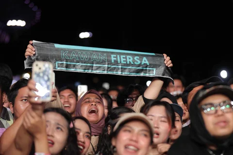 Fans Fiersa Besari saat tampil pada hari pertama gelaran KapanLagi Buka Bareng (KLBB) Festival 2026 di Stadion Madya, Kompleks Gelora Bung Karno, Senayan, Jakarta, Sabtu (28/02/2026).