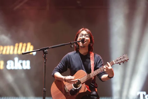 Penyanyi sekaligus penulis asal Bandung, Fiersa Besari saat tampil pada hari pertama gelaran KapanLagi Buka Bareng (KLBB) Festival 2026 di Stadion Madya, Kompleks Gelora Bung Karno, Senayan, Jakarta, Sabtu (28/02/2026).