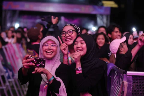 Fans Fiersa Besari saat tampil pada hari pertama gelaran KapanLagi Buka Bareng (KLBB) Festival 2026 di Stadion Madya, Kompleks Gelora Bung Karno, Senayan, Jakarta, Sabtu (28/02/2026).