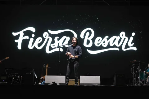 Penyanyi sekaligus penulis asal Bandung, Fiersa Besari saat tampil pada hari pertama gelaran KapanLagi Buka Bareng (KLBB) Festival 2026 di Stadion Madya, Kompleks Gelora Bung Karno, Senayan, Jakarta, Sabtu (28/02/2026).