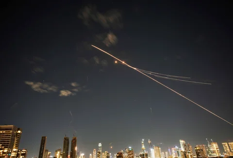 Jejak-jejak pencegahan rudal pertahanan udara terlihat di Tel Aviv, Israel, Sabtu  (28/02/2026) malam..