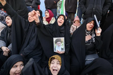 Warga berduka atas kematian pemimpin tertinggi Iran, Ayatollah Ali Khamenei, yang tewas dalam serangan gabungan AS dan Israel, di Teheran, Iran, Minggu (01/03/2026).