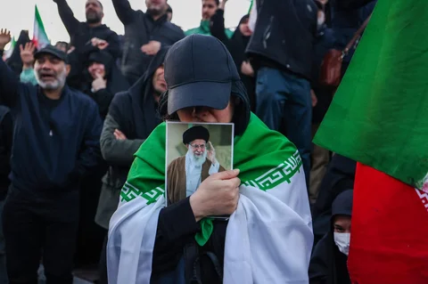Warga berduka atas kematian pemimpin tertinggi Iran, Ayatollah Ali Khamenei, yang tewas dalam serangan gabungan AS dan Israel, di Teheran, Iran, Minggu (01/03/2026).