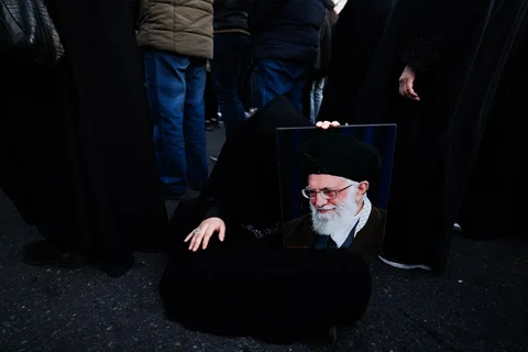 Warga berduka atas kematian pemimpin tertinggi Iran, Ayatollah Ali Khamenei, yang tewas dalam serangan gabungan AS dan Israel, di Teheran, Iran, Minggu (01/03/2026).