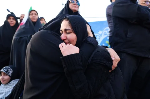 Warga berduka atas kematian pemimpin tertinggi Iran, Ayatollah Ali Khamenei, yang tewas dalam serangan gabungan AS dan Israel, di Teheran, Iran, Minggu (01/03/2026).