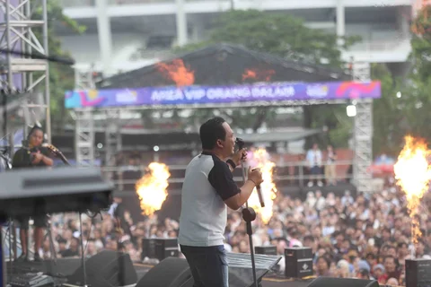 Grup band Wali memeriahkan hari kedua KLBB Festival 2026 di Stadion Madya Gelora Bung Karno dengan penampilan penuh energi, Minggu (01/02/2026).