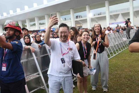 CEO KLY Danny Purnomo saat menyaksikan penampilan  grup band Wali di panggung KLBB Festival 2026 di Stadion Madya Gelora Bung Karno, Jakarta, Minggu (01/03/2026).