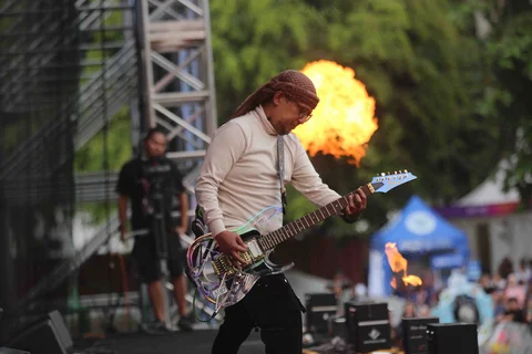 Grup band Wali memeriahkan hari kedua KLBB Festival 2026 di Stadion Madya Gelora Bung Karno dengan penampilan penuh energi, Minggu (01/02/2026).