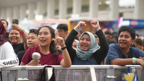 Fans menyaksikan penampilan  grup band Wali di panggung KLBB Festival 2026 di Stadion Madya Gelora Bung Karno, Jakarta, Minggu (01/03/2026).